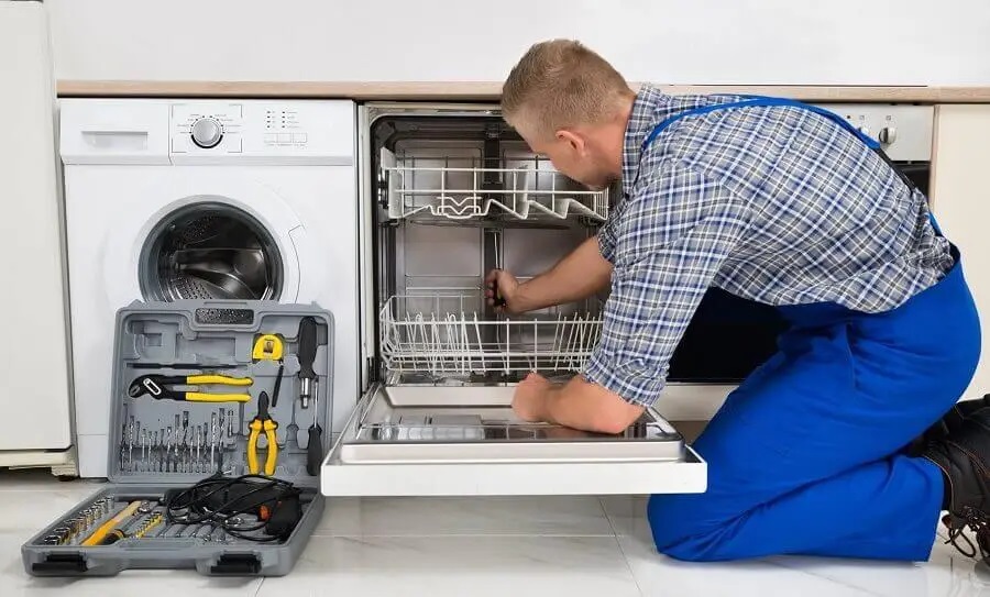 Derince Protherm servisi teknisyen ekibi beyaz eşya tamiri yaparken